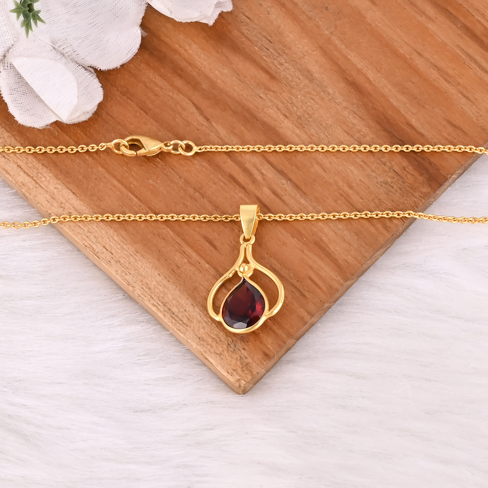 Wholesale Manufacturer Mozambique Garnet Pendant Necklace 925 Silver Gold-Plated Chain Necklace For Engagement Wedding  Parties
