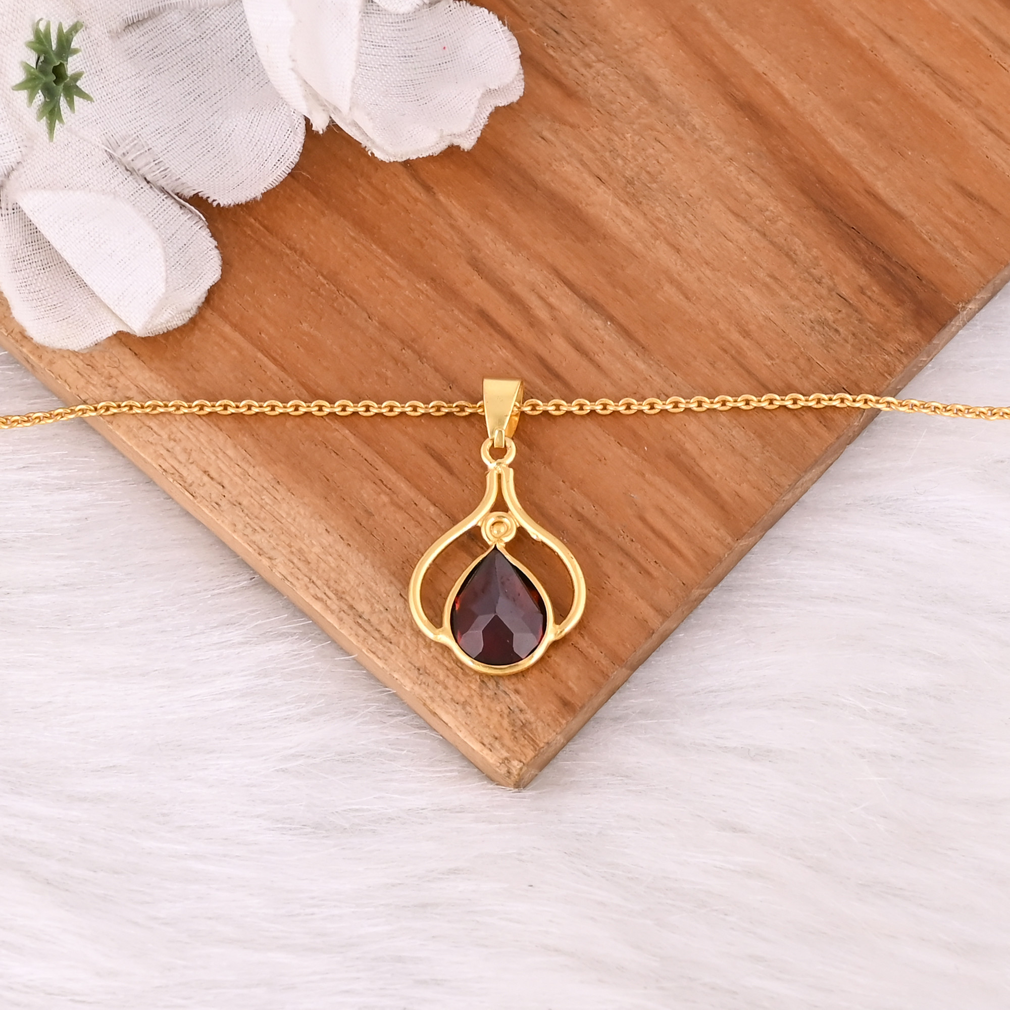 Wholesale Manufacturer Mozambique Garnet Pendant Necklace 925 Silver Gold-Plated Chain Necklace For Engagement Wedding  Parties