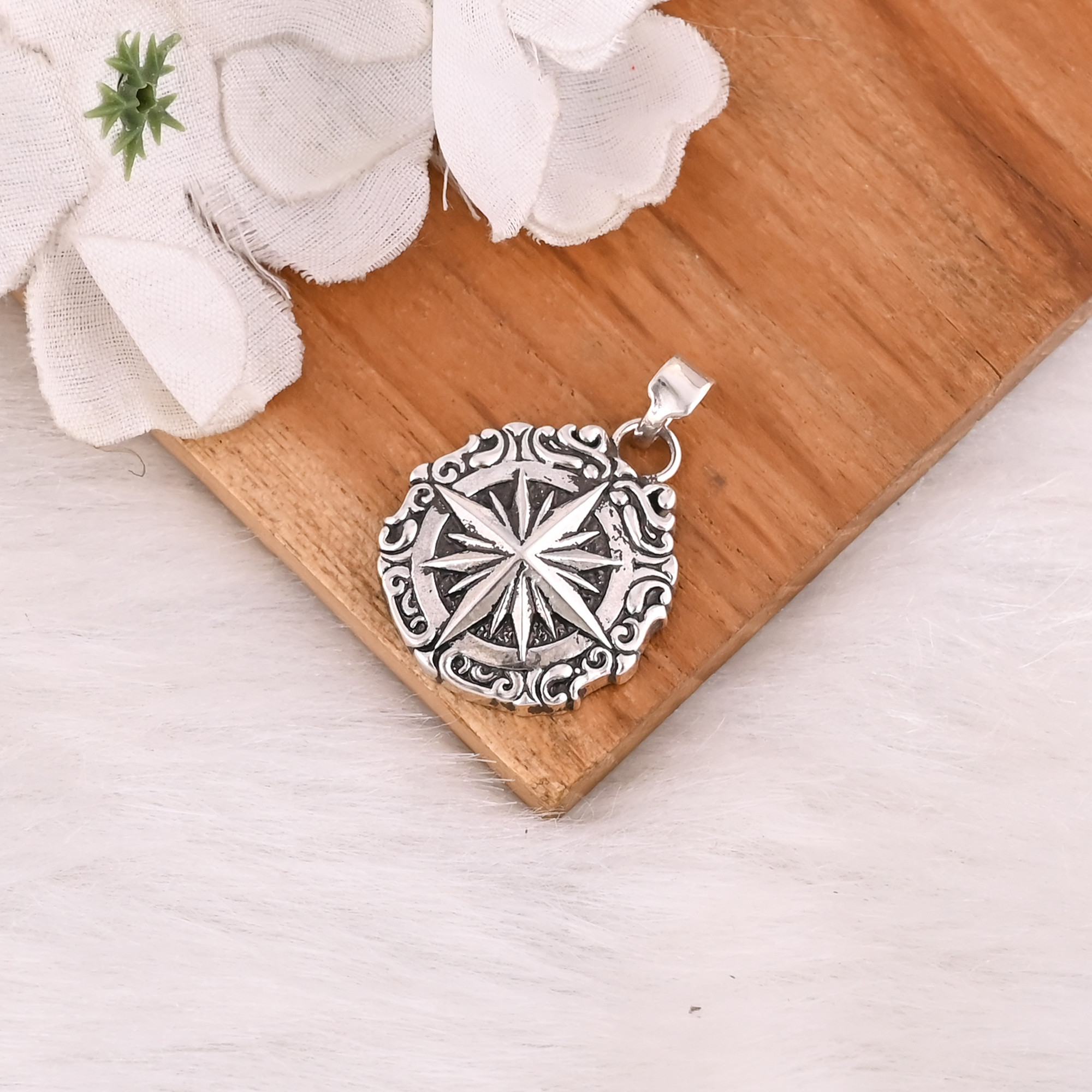 Sterling 925 Silver Pendant With Compass Design Beautiful Unique Design for Parties Anniversary Gift Fine Jewelry