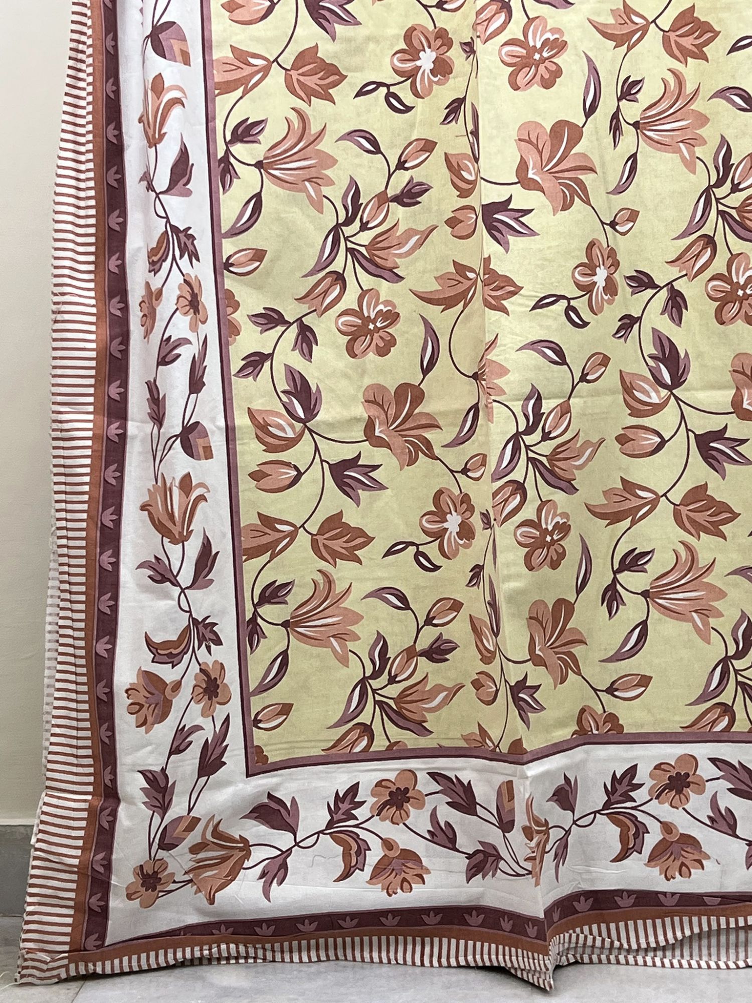 Mirzyaa Besabar Peela Pure Cotton Queen Size Bedsheet