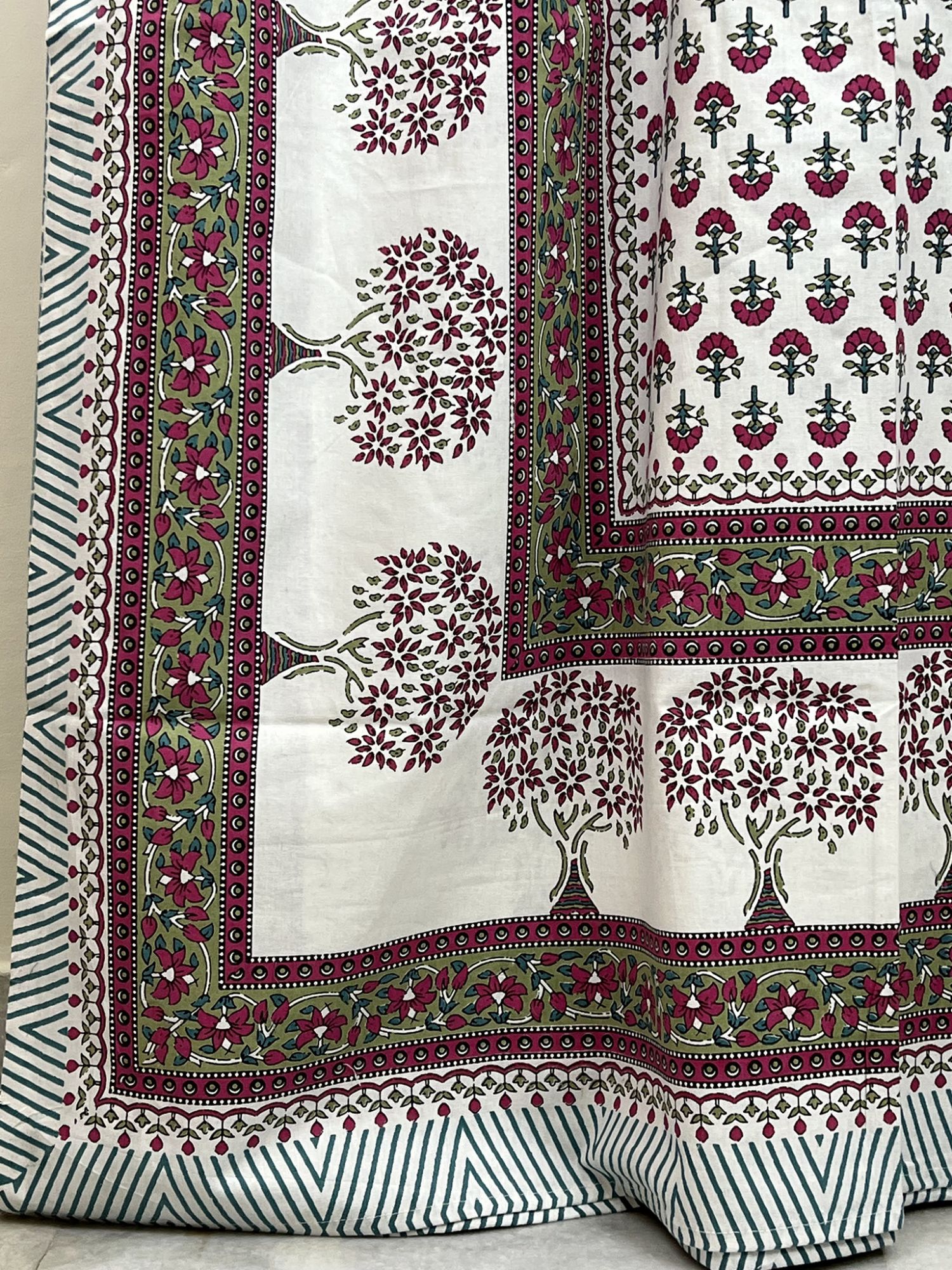 Raahat Noor Pure Cotton Queen Size Bedsheet