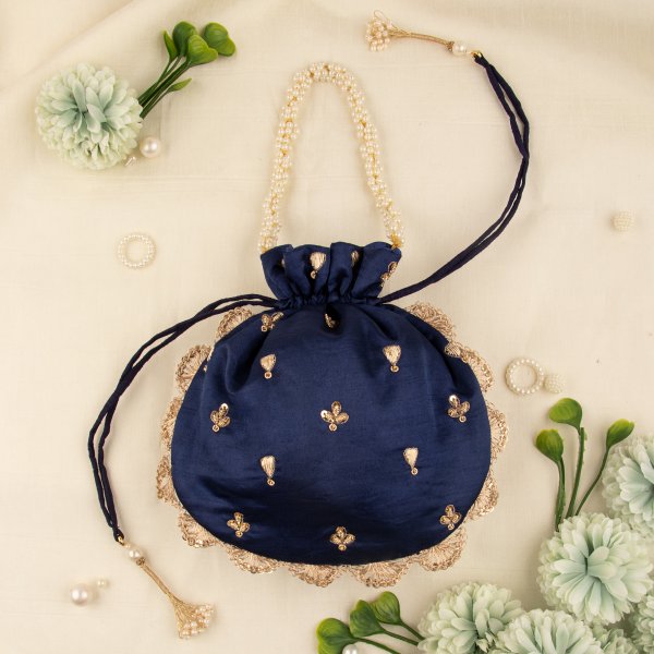 Sankt-Peterburgdagi Alisa samimiy saloni Katta sonlar