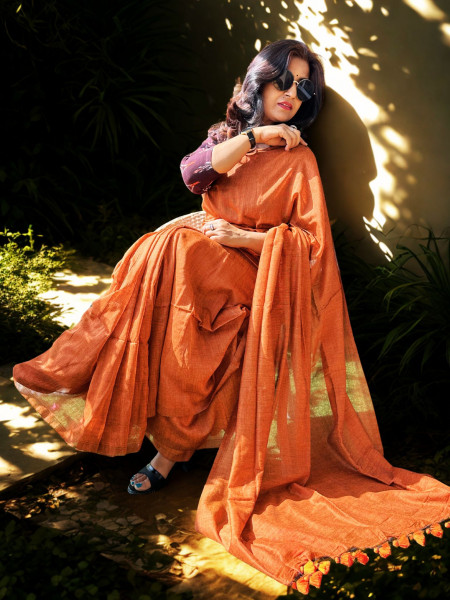 Rang De Tu Mohe Gerua – Handloom Cotton Amber Colour Saree