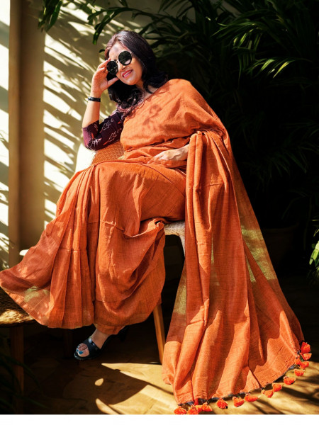 Rang De Tu Mohe Gerua – Handloom Cotton Amber Colour Saree