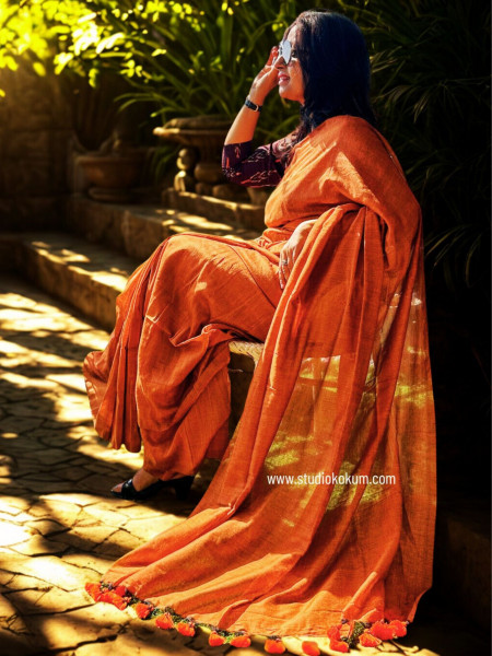 Rang De Tu Mohe Gerua – Handloom Cotton Amber Colour Saree