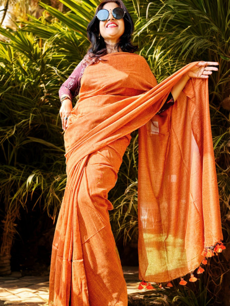 Rang De Tu Mohe Gerua – Handloom Cotton Amber Colour Saree