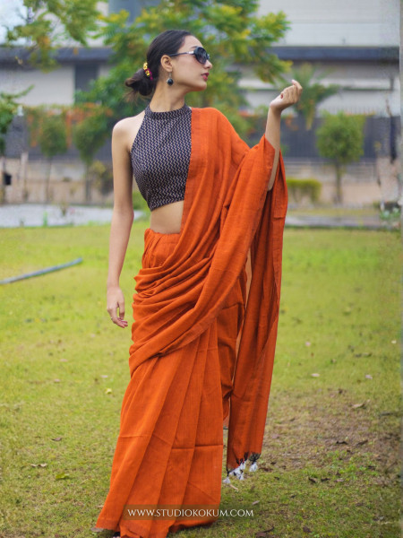 Image of Rang De Tu Mohe Gerua – Handloom Cotton Amber Colour Saree