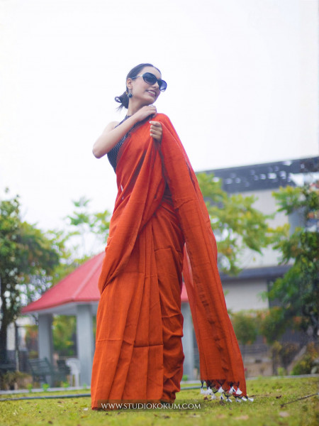 Rang De Tu Mohe Gerua – Handloom Cotton Amber Colour Saree