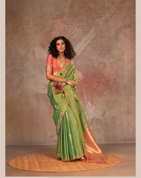 Image of Green Shaded Two Tone Handloom Weaved Silk Zari Weaved Body Rich Pallu Saree