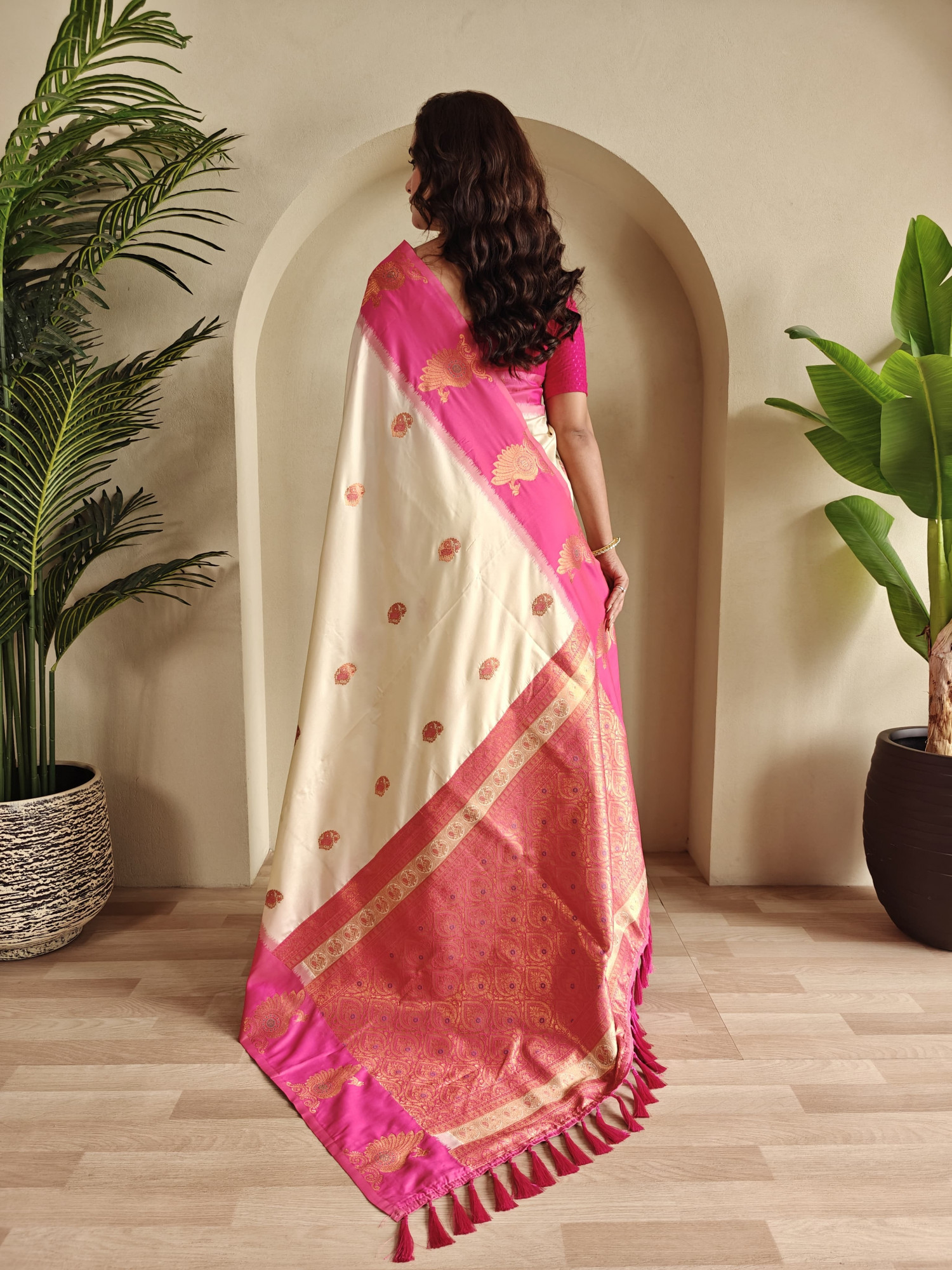 Off-White Banarasi Silk All Over Zari Weaved Body Motifs Border Rich Pallu Saree