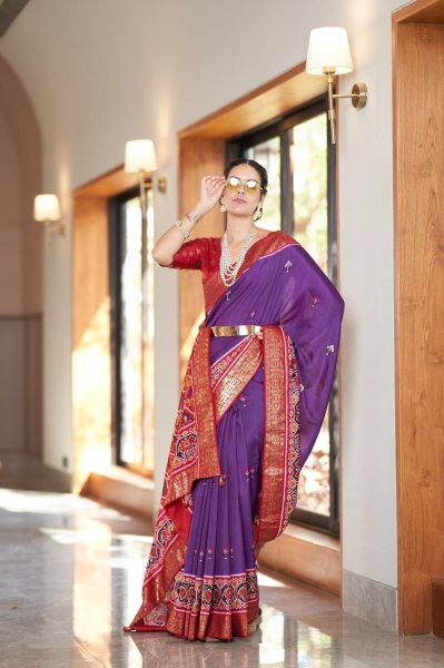 Image of Munga Crepe Banarasi Silk Foil Border Rich Zari Foil Weaved Pallu Saree