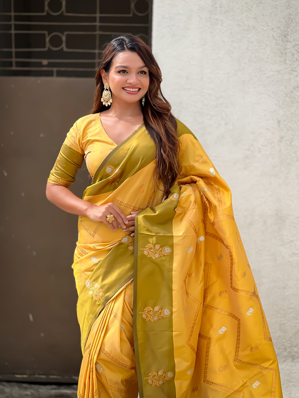 Gold Banarasi Soft Silk Zig Zag Zari Weaved Motifs Saree