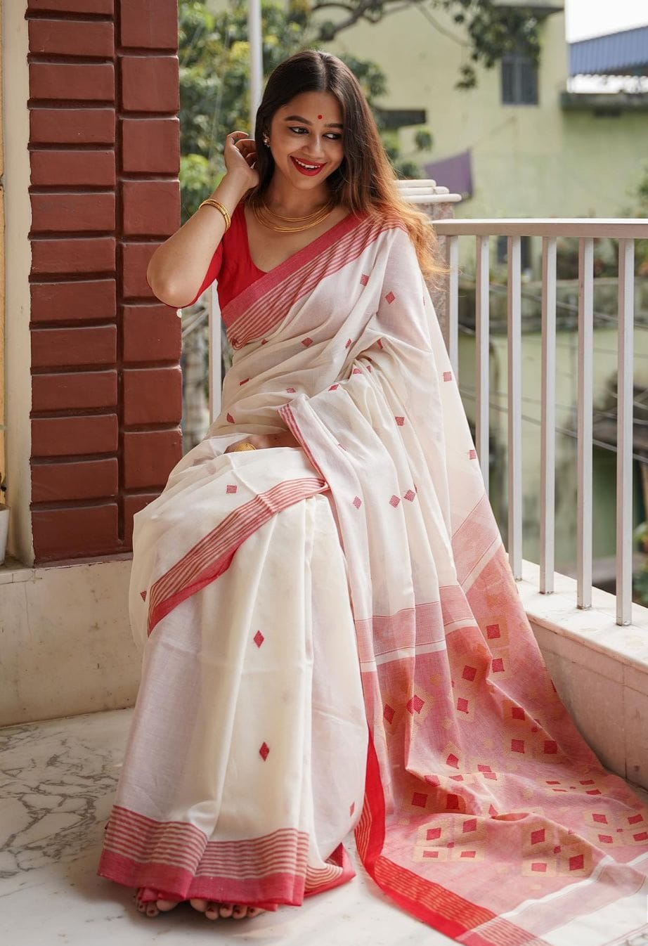 Pure Linen Resham Weaved Saree With Red Border And Pallu