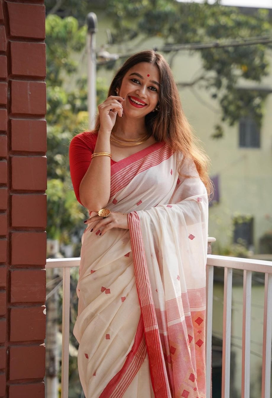 Pure Linen Resham Weaved Saree With Red Border And Pallu