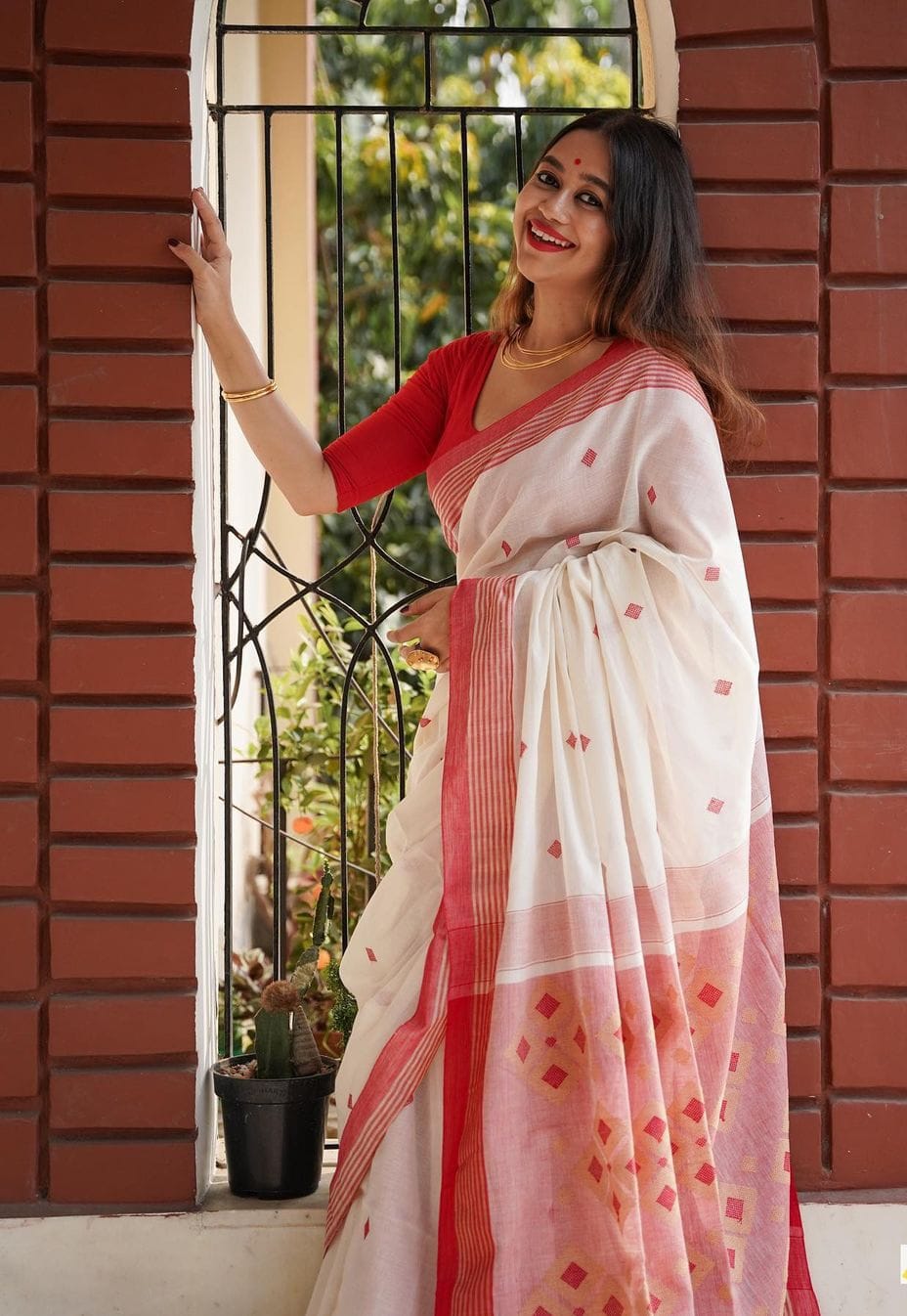 Pure Linen Resham Weaved Saree With Red Border And Pallu