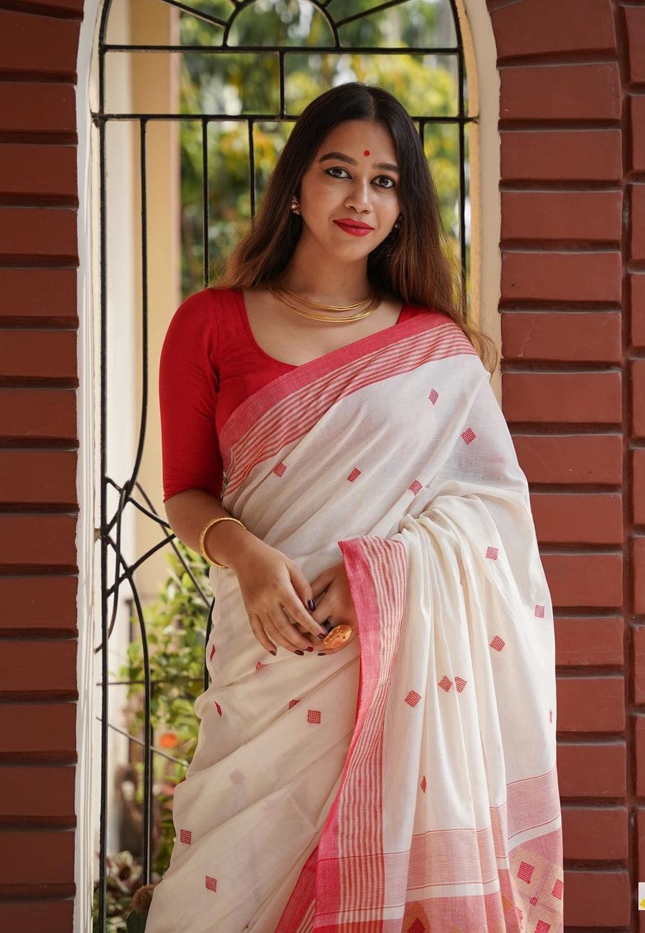 Pure Linen Resham Weaved Saree With Red Border And Pallu