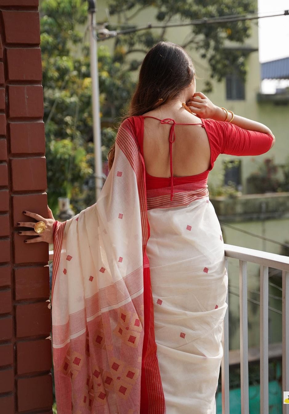 Pure Linen Resham Weaved Saree With Red Border And Pallu