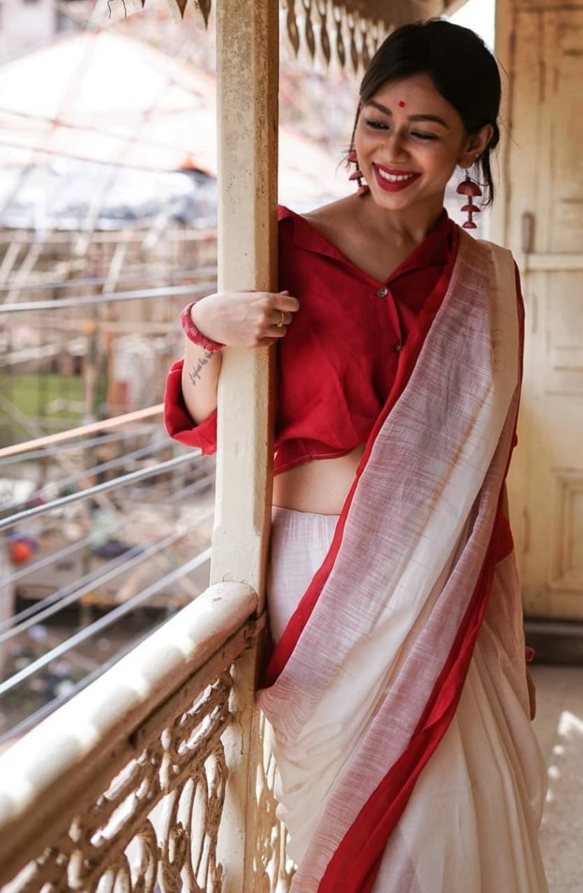 Pure Linen Resham Weaved Saree With Red Border And Tassels