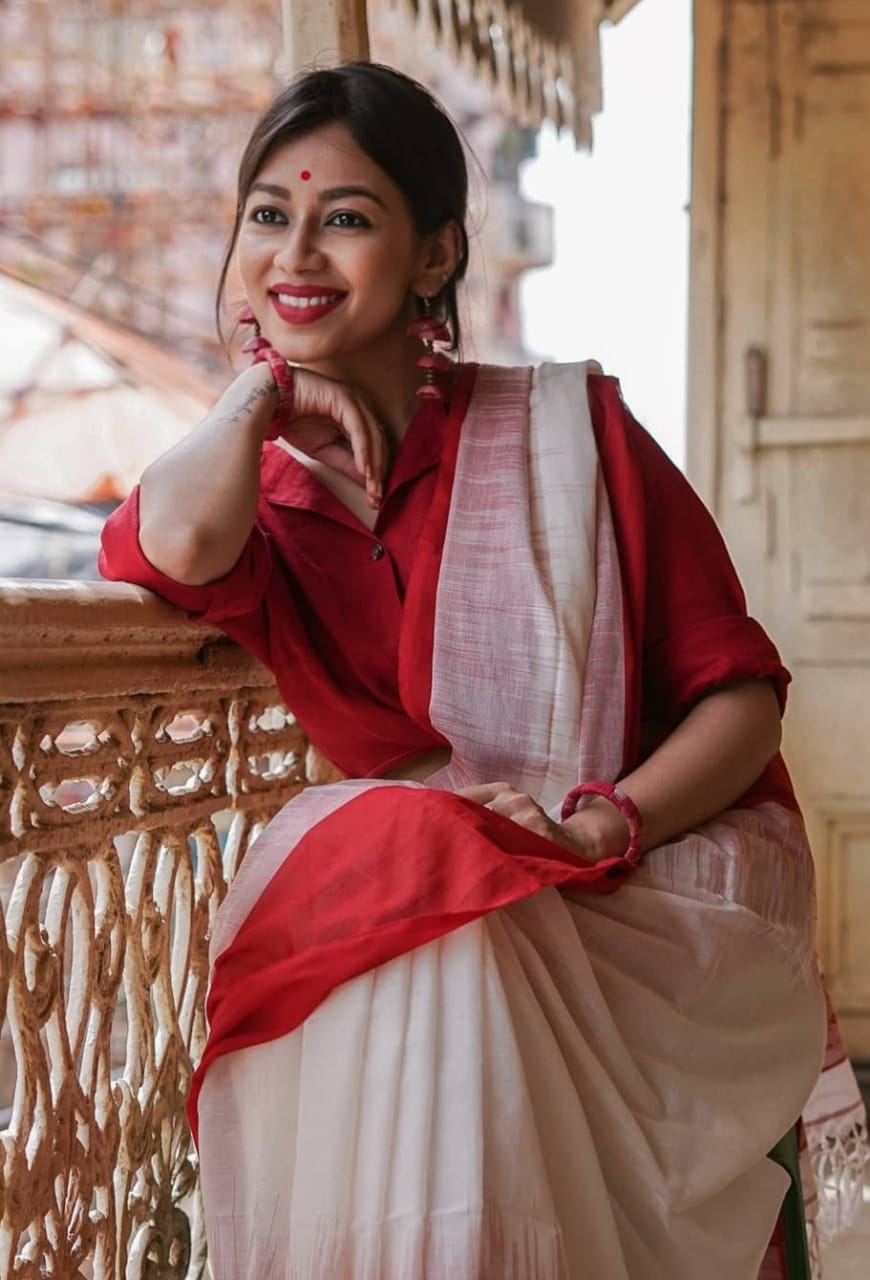 Pure Linen Resham Weaved Saree With Red Border And Tassels