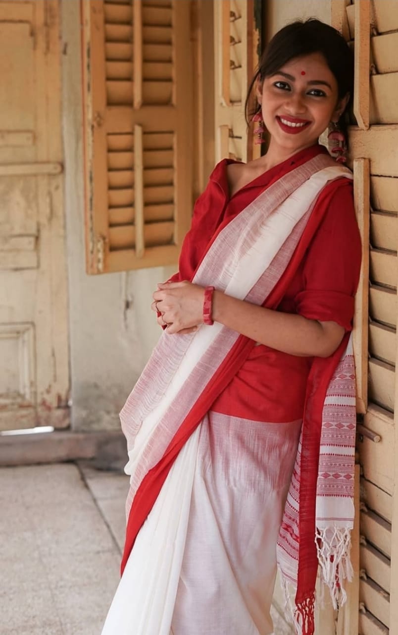 Pure Linen Resham Weaved Saree With Red Border And Tassels