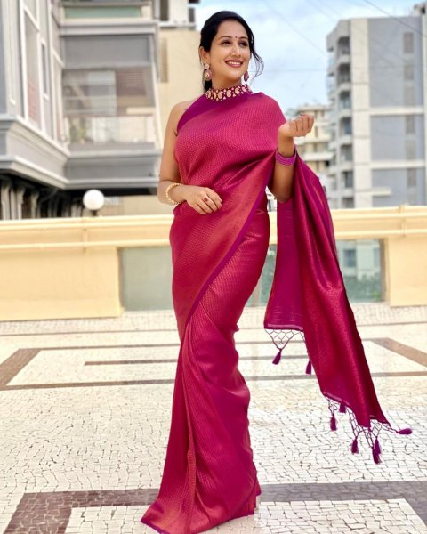 Image of Magenta Banarasi Silk Gold Zari Weaved Body And Rich Pallu Saree