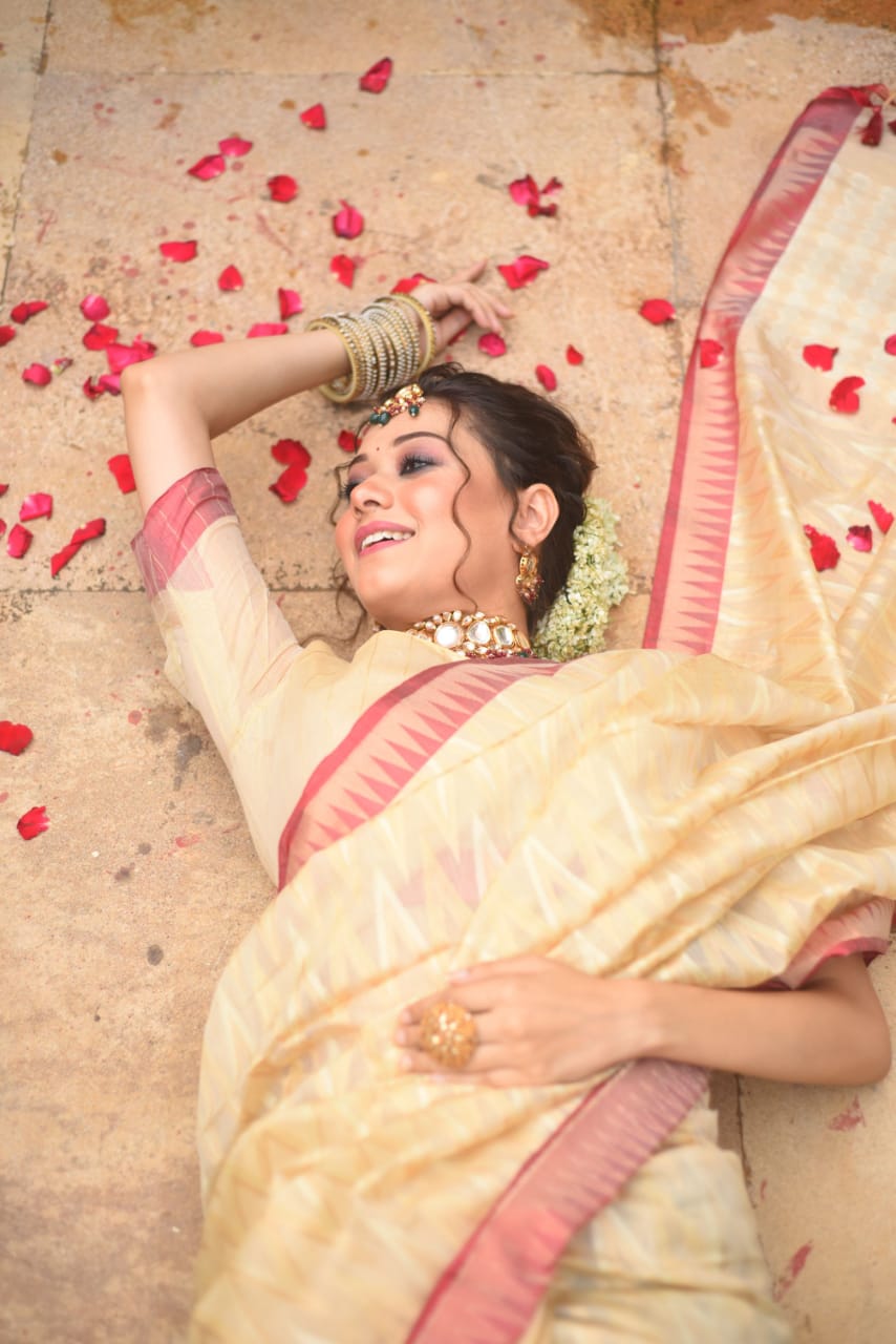 Banarasi Silk Gold Zari Zig Zag Weaved With Temple Border Saree