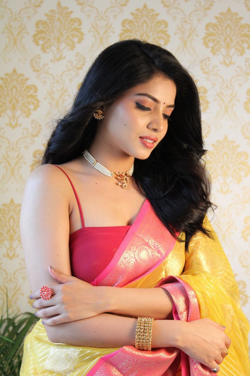 Pure Banarasi Organza Silk Silver Zari Lining And Boota Saree