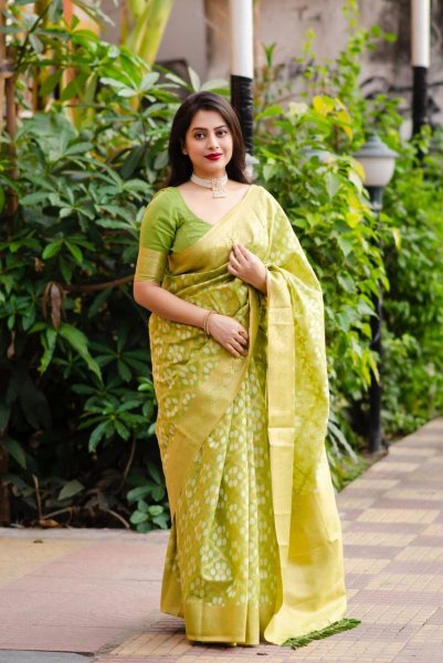 Image of Cotton Silk Weaved Saree With Tassels On Pallu
