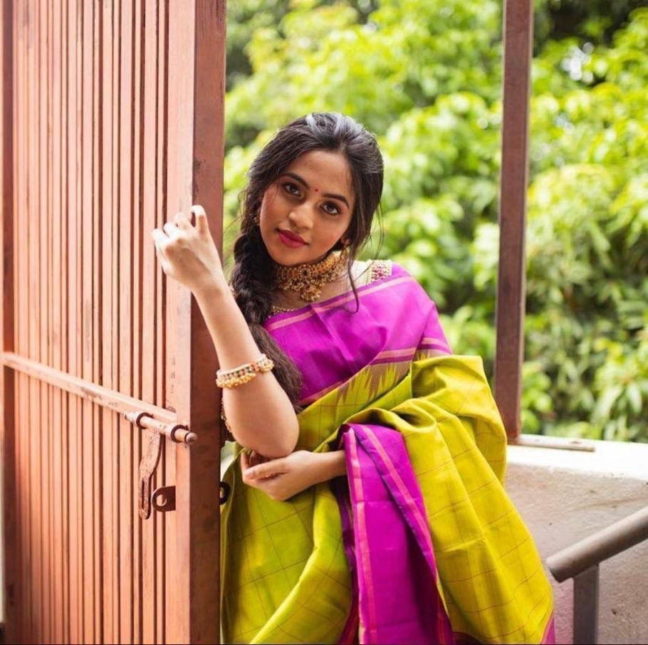 Mehendi Banarasi Silk Check Saree With Magenta Satin Temple Border