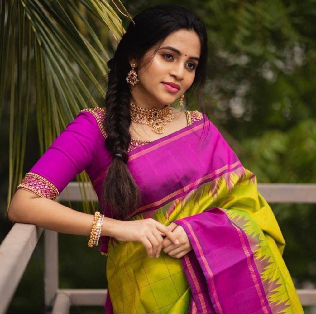 Mehendi Banarasi Silk Check Saree With Magenta Satin Temple Border