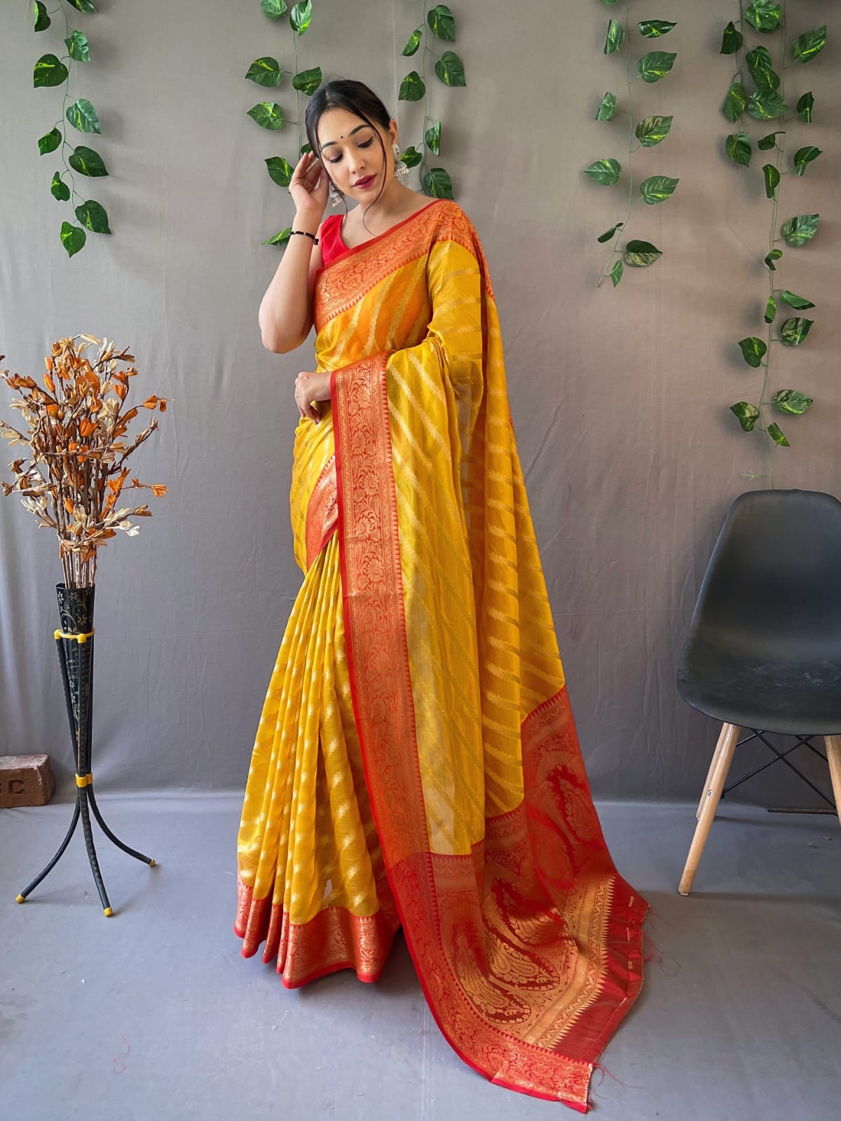 Pure Organza Lehariya Zari Weaved Border And Rich Pallu Saree