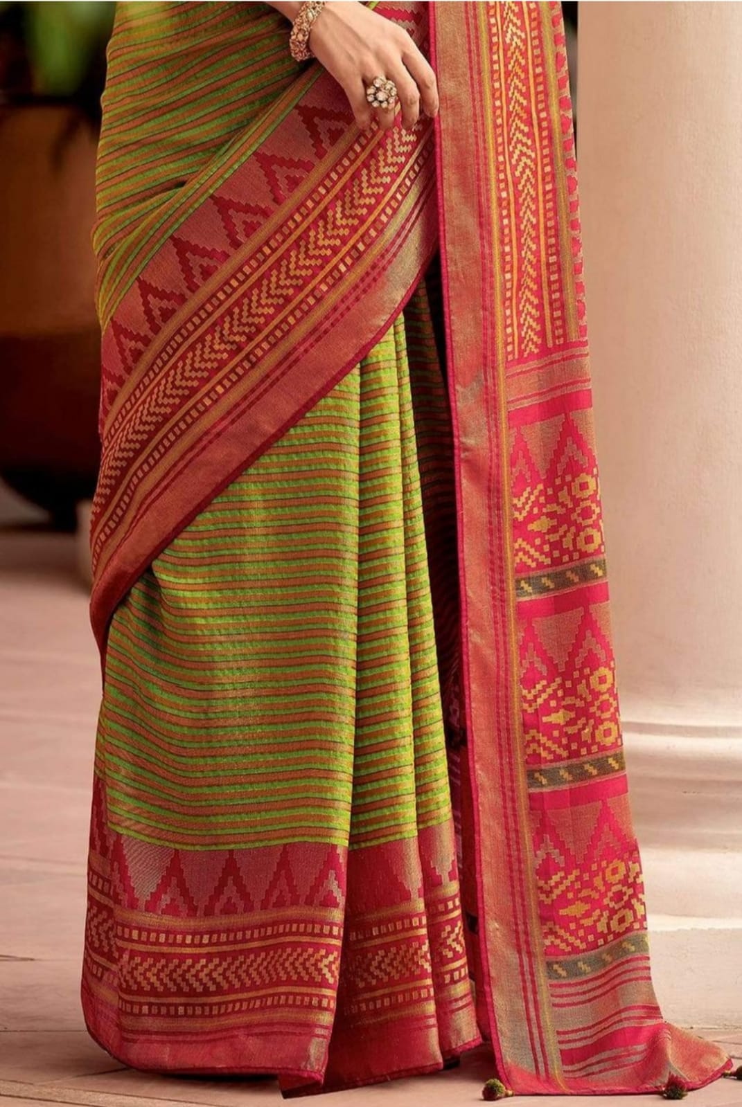 Banarasi Silk Rich Zari Weaved Pallu And Temple Woven Border Saree