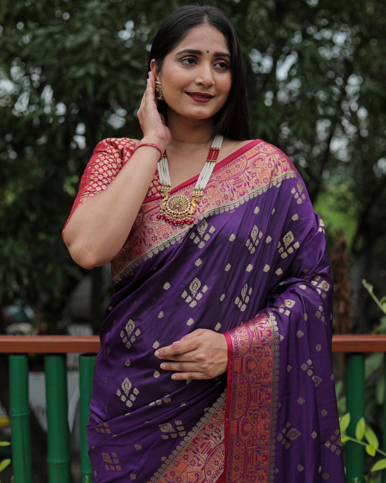 Banarasi Silk Gold Zari Weaved Body Pallu Meenakari Border Saree