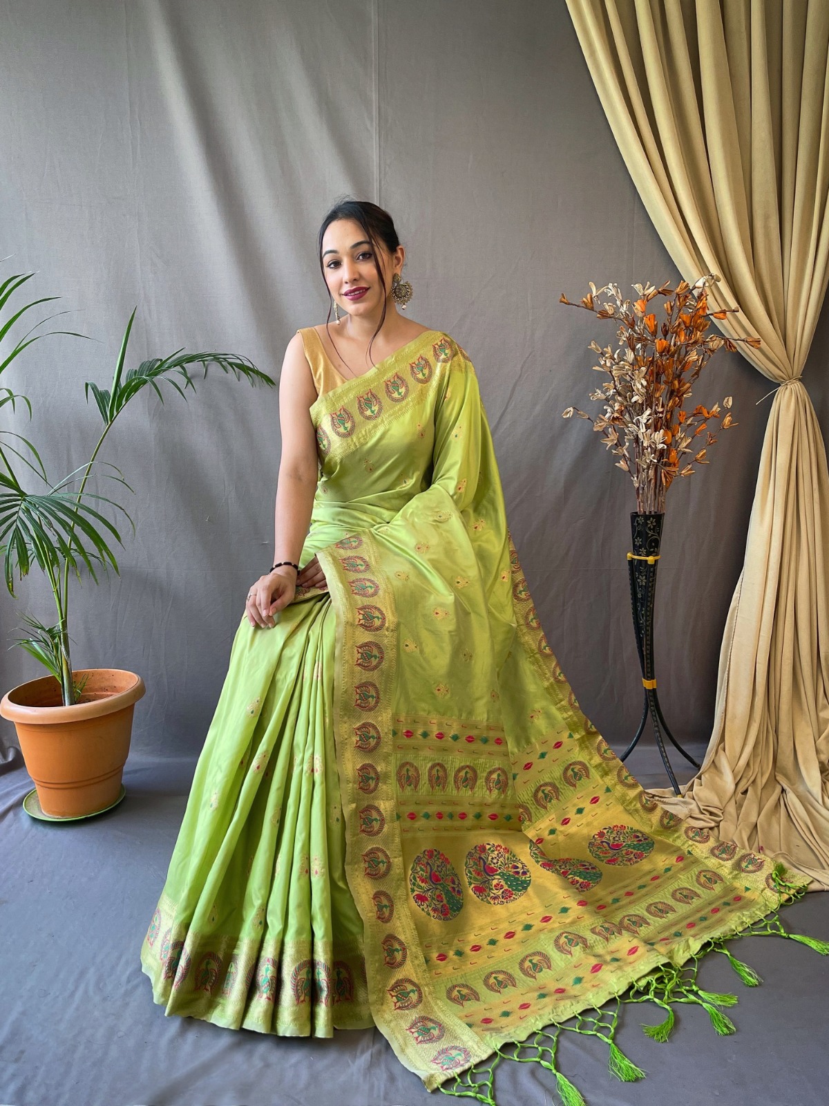 Pure Paithani Silk Meenakari Zari Weaved Motifs Rich Pallu Border Saree