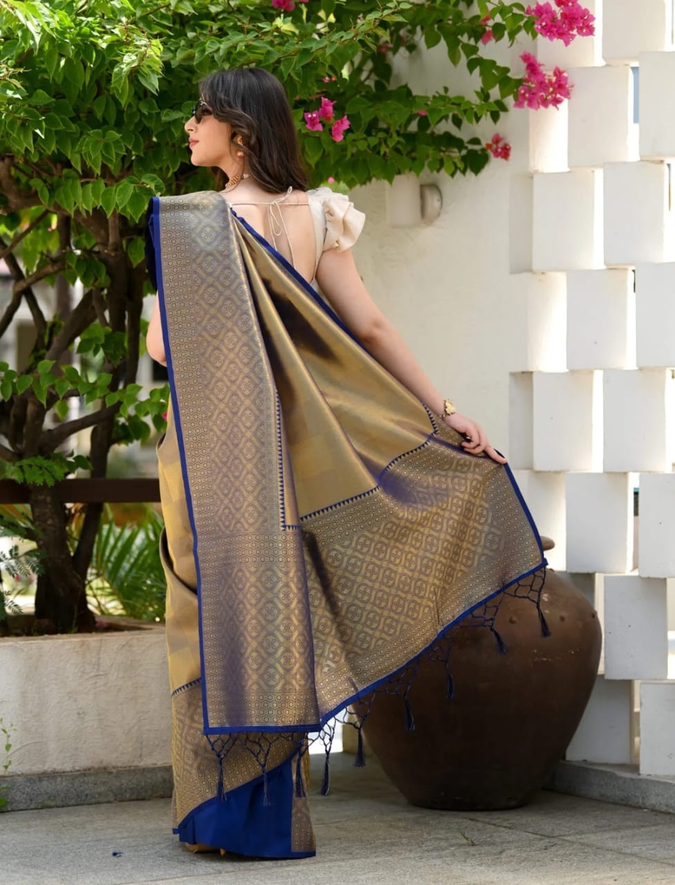 Handloom Weaving Kanjivaram Silk Rich Zari Woven Pallu And Border Saree