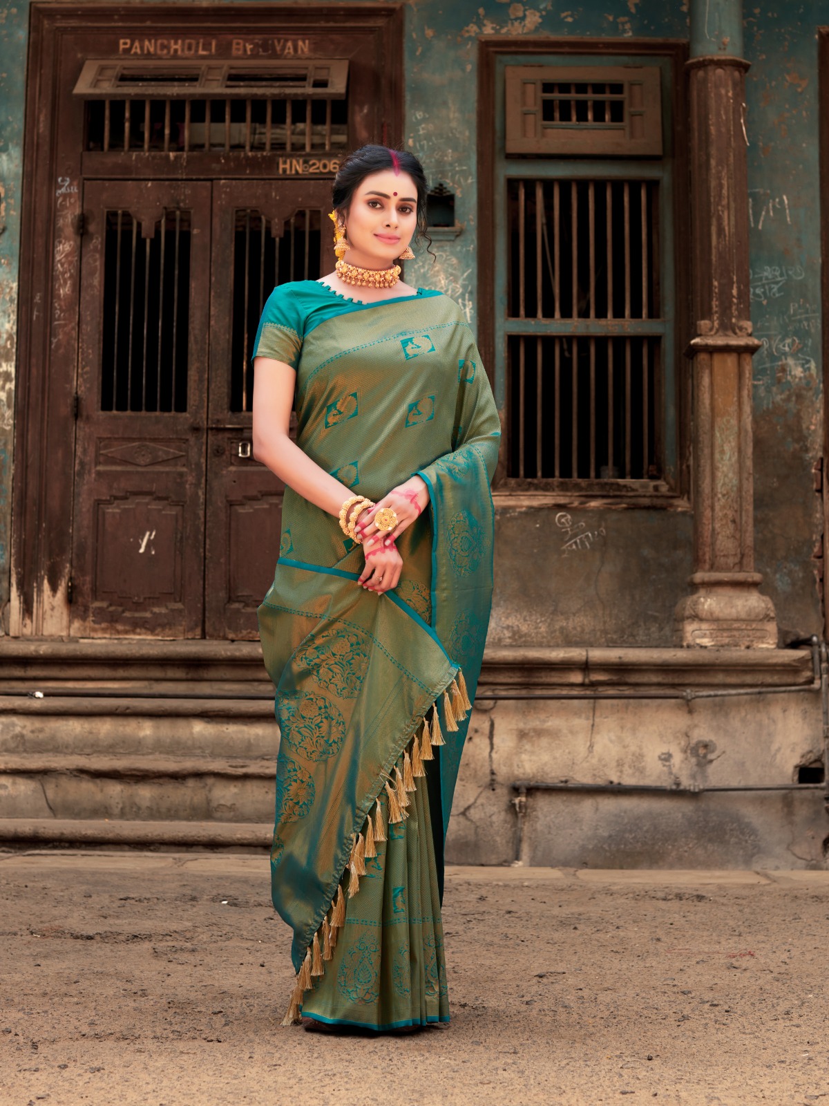 Pure Banarasi Silk Handloom Kuberpattu All Over Rich Zari Weaved Saree