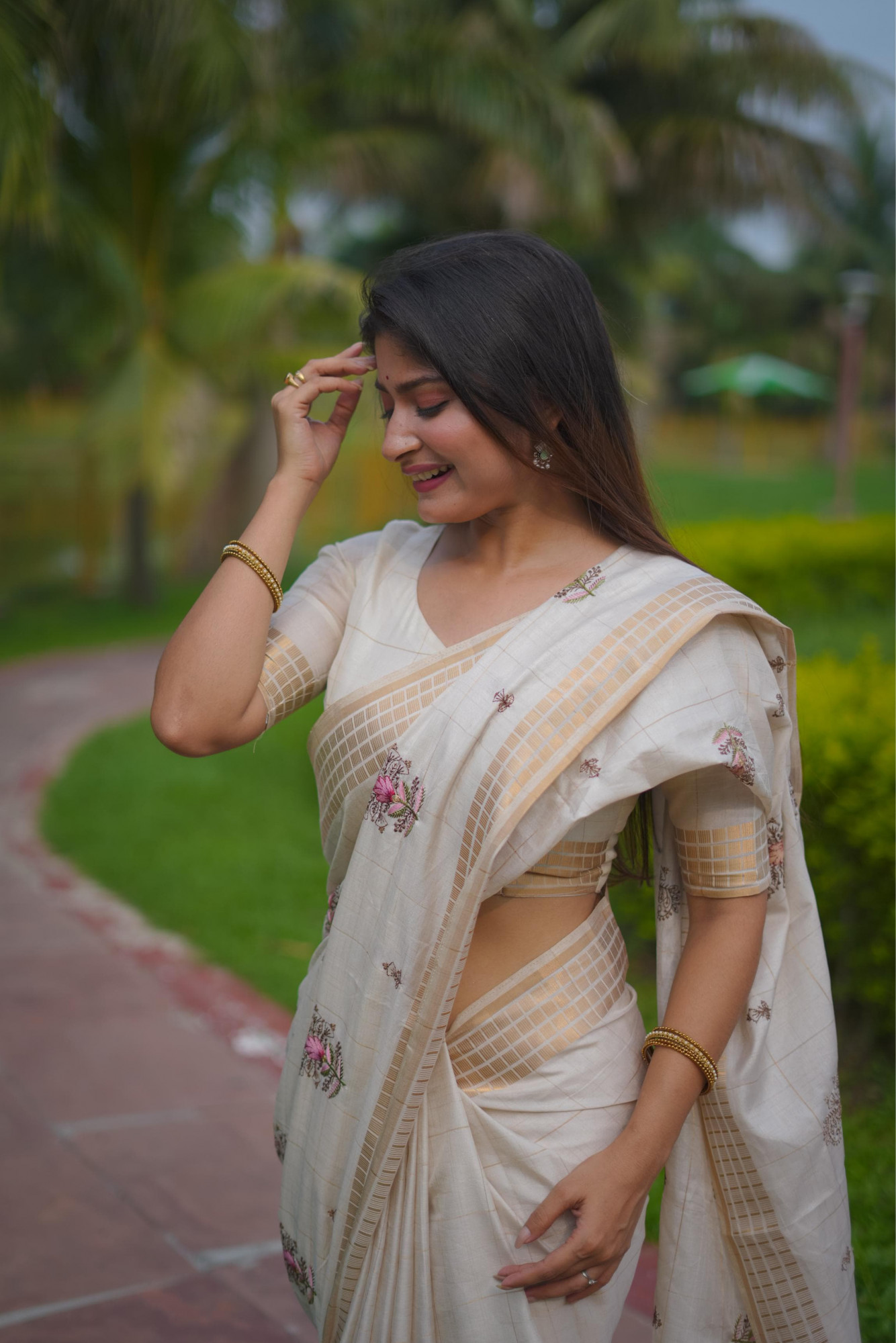 Off-White Soft Jute Silk Thread Embroidered Body Zari Weaved Pallu Border Saree