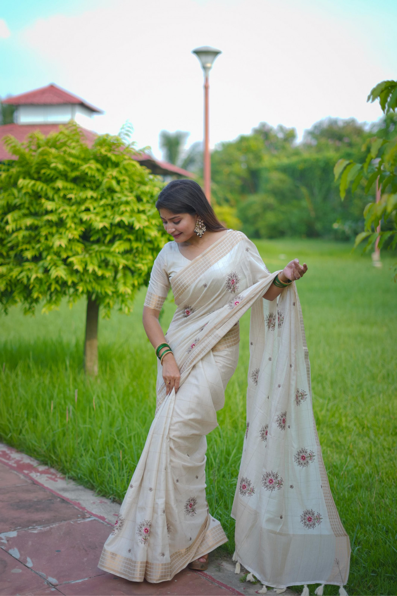 Off-White Soft Jute Silk Thread Embroidered Body Zari Weaved Pallu Border Saree