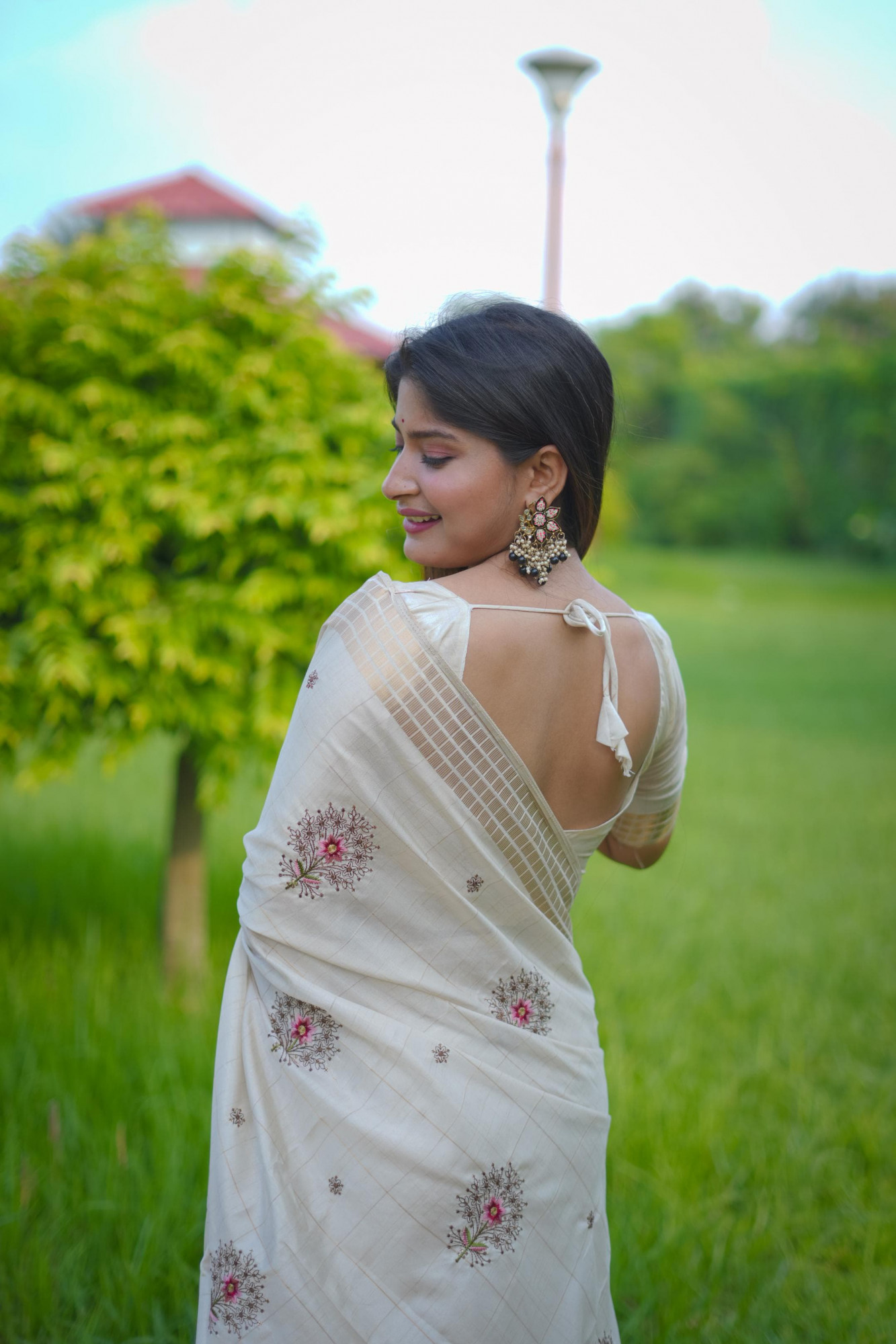 Off-White Soft Jute Silk Thread Embroidered Body Zari Weaved Pallu Border Saree