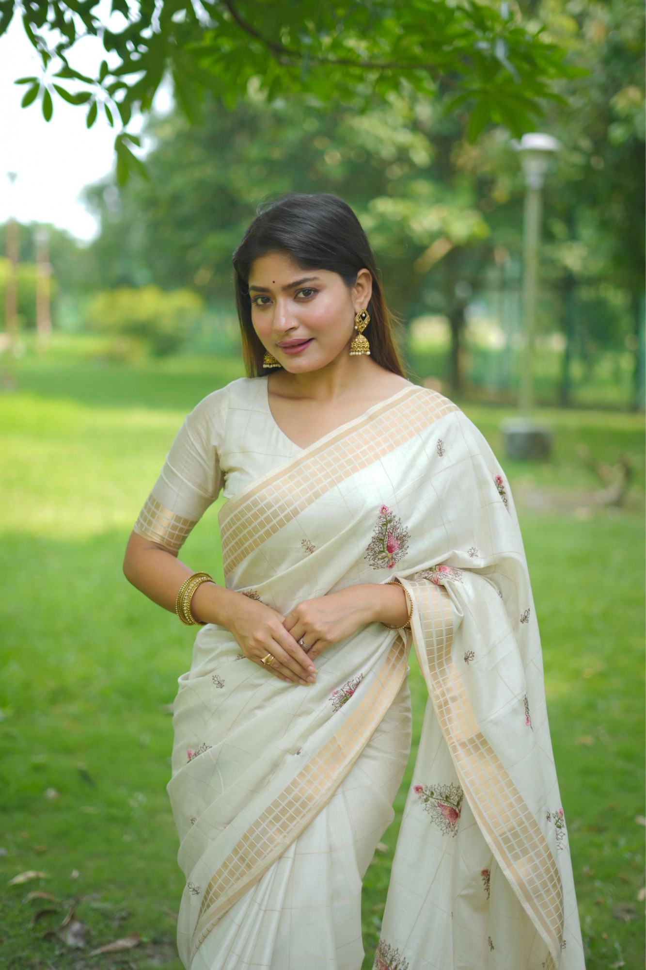 Off-White Soft Jute Silk Thread Embroidered Body Zari Weaved Pallu Border Saree