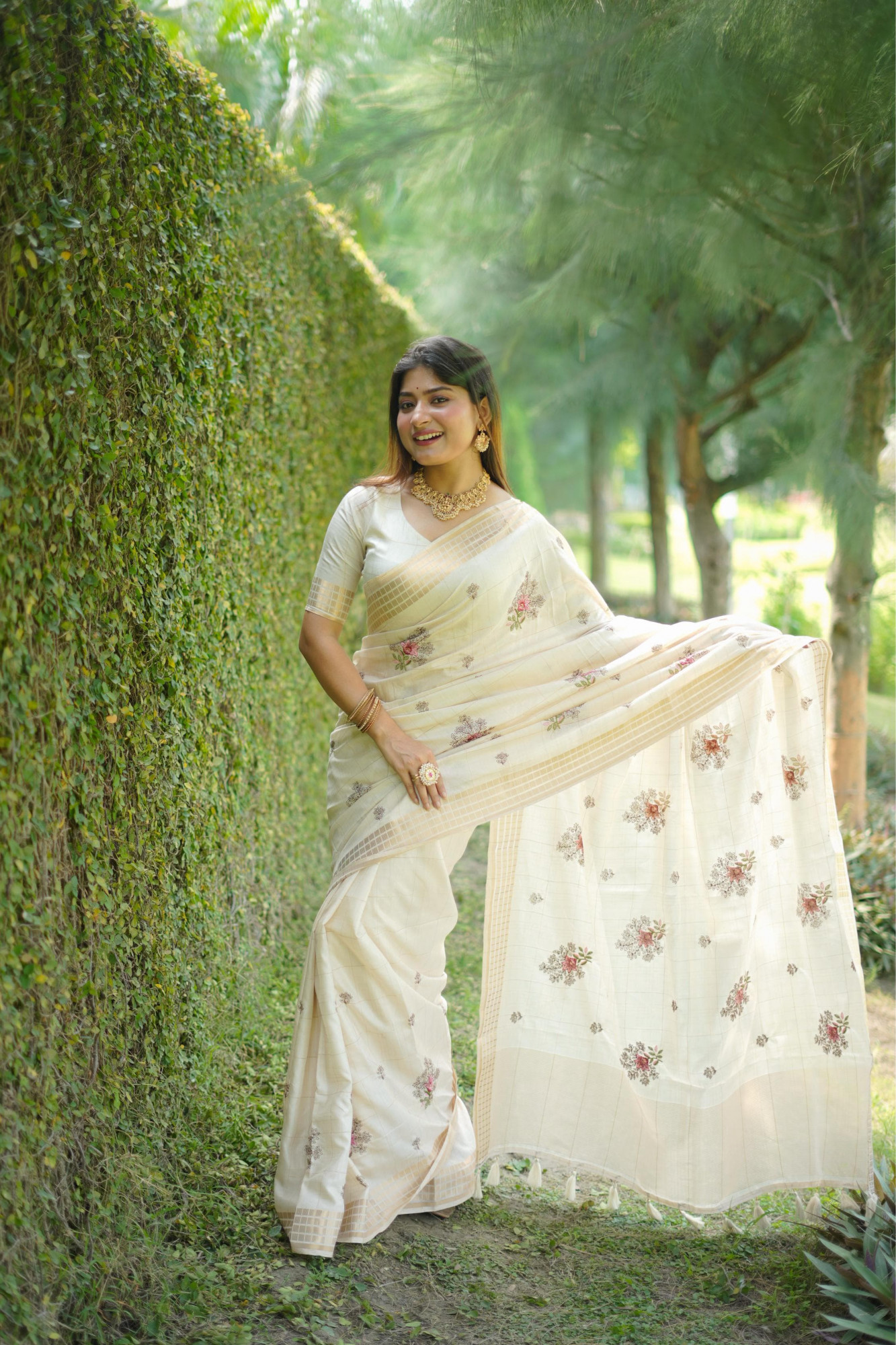 Off-White Soft Jute Silk Thread Embroidered Body Zari Weaved Pallu Border Saree