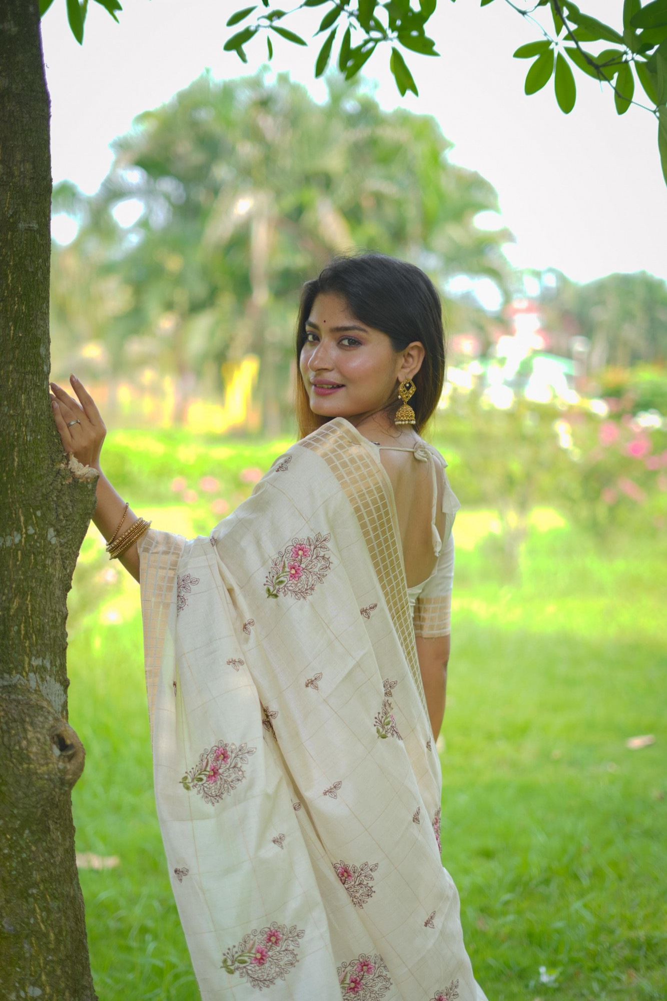 Off-White Soft Jute Silk Thread Embroidered Body Zari Weaved Pallu Border Saree