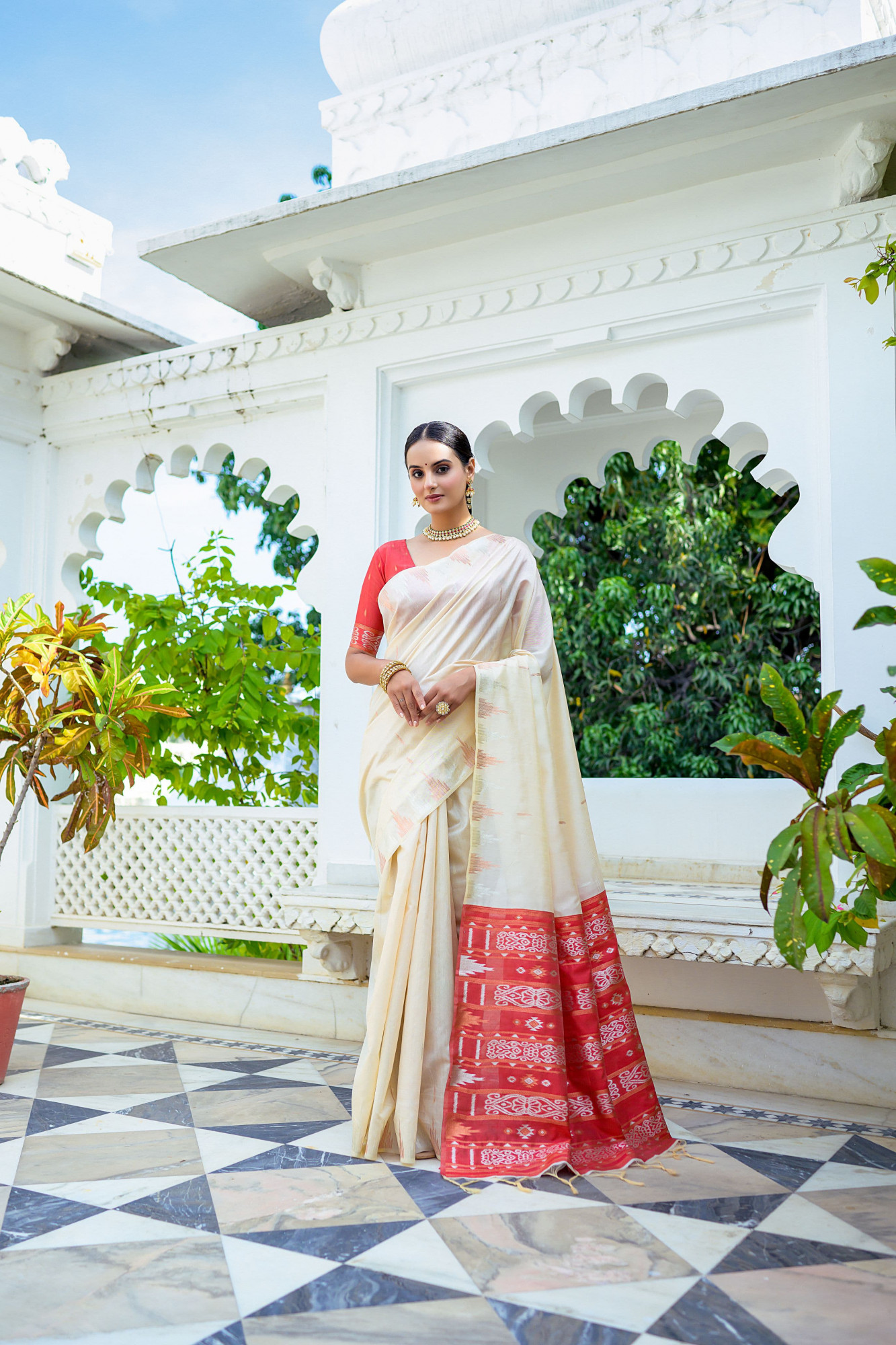 Off-White Soft Tussar Silk Jamdani Zari Weaved Saree