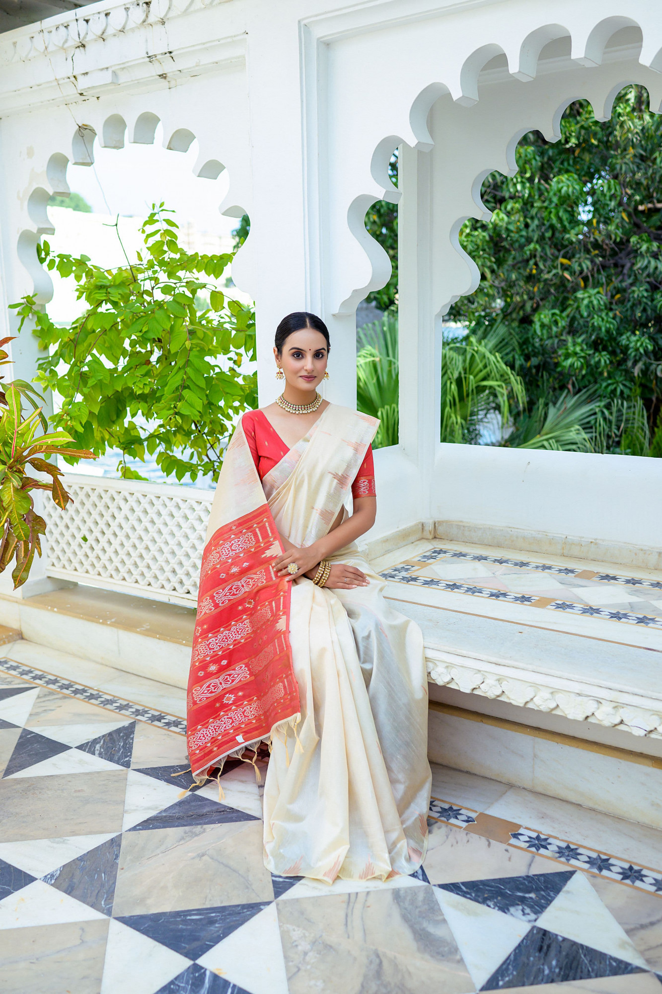 Off-White Soft Tussar Silk Jamdani Zari Weaved Saree