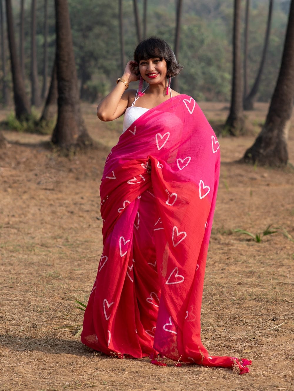 Red Raani Shaded Pure Linen Heart Shape Digital Print All Over Saree