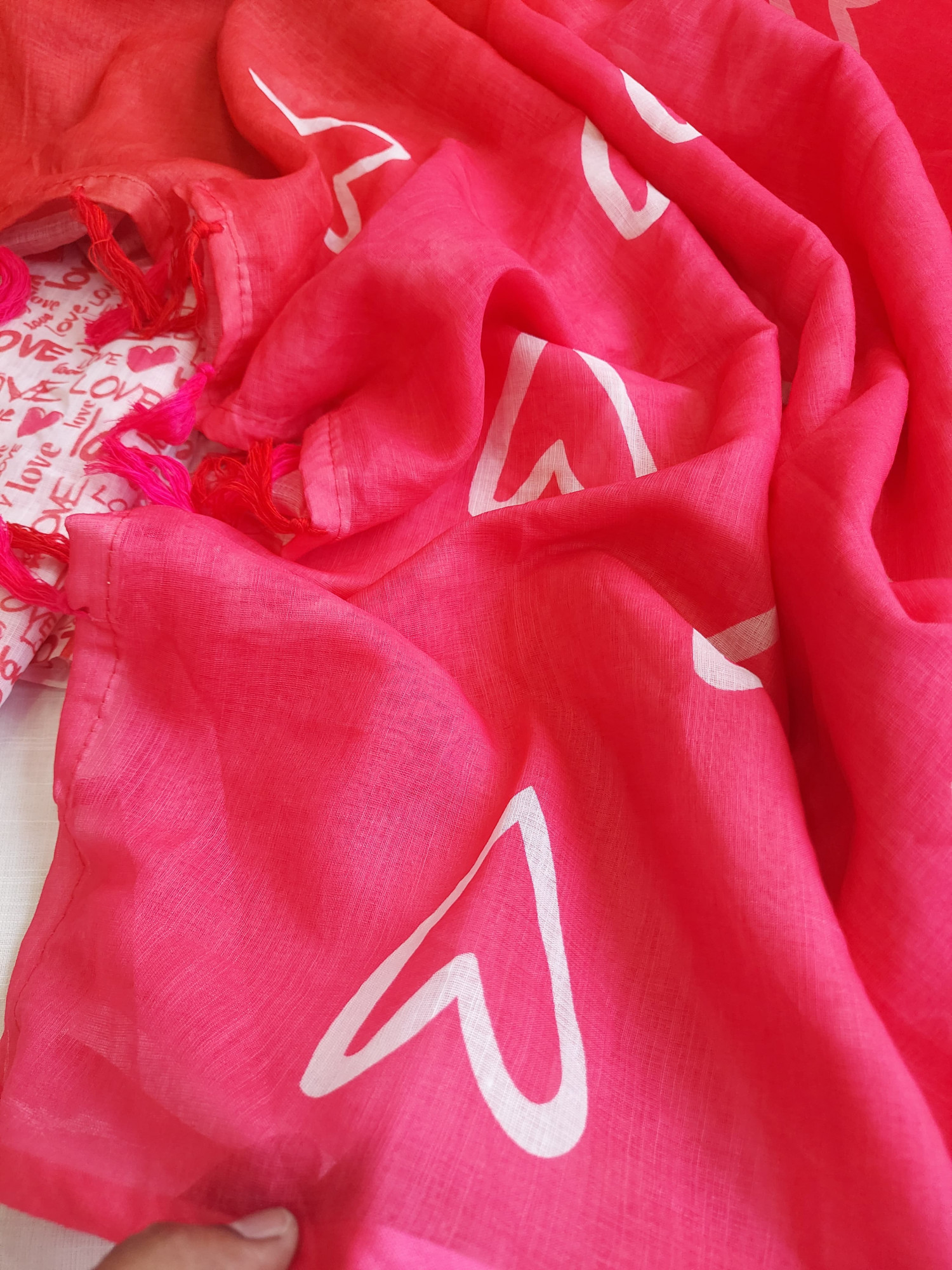 Red Raani Shaded Pure Linen Heart Shape Digital Print All Over Saree