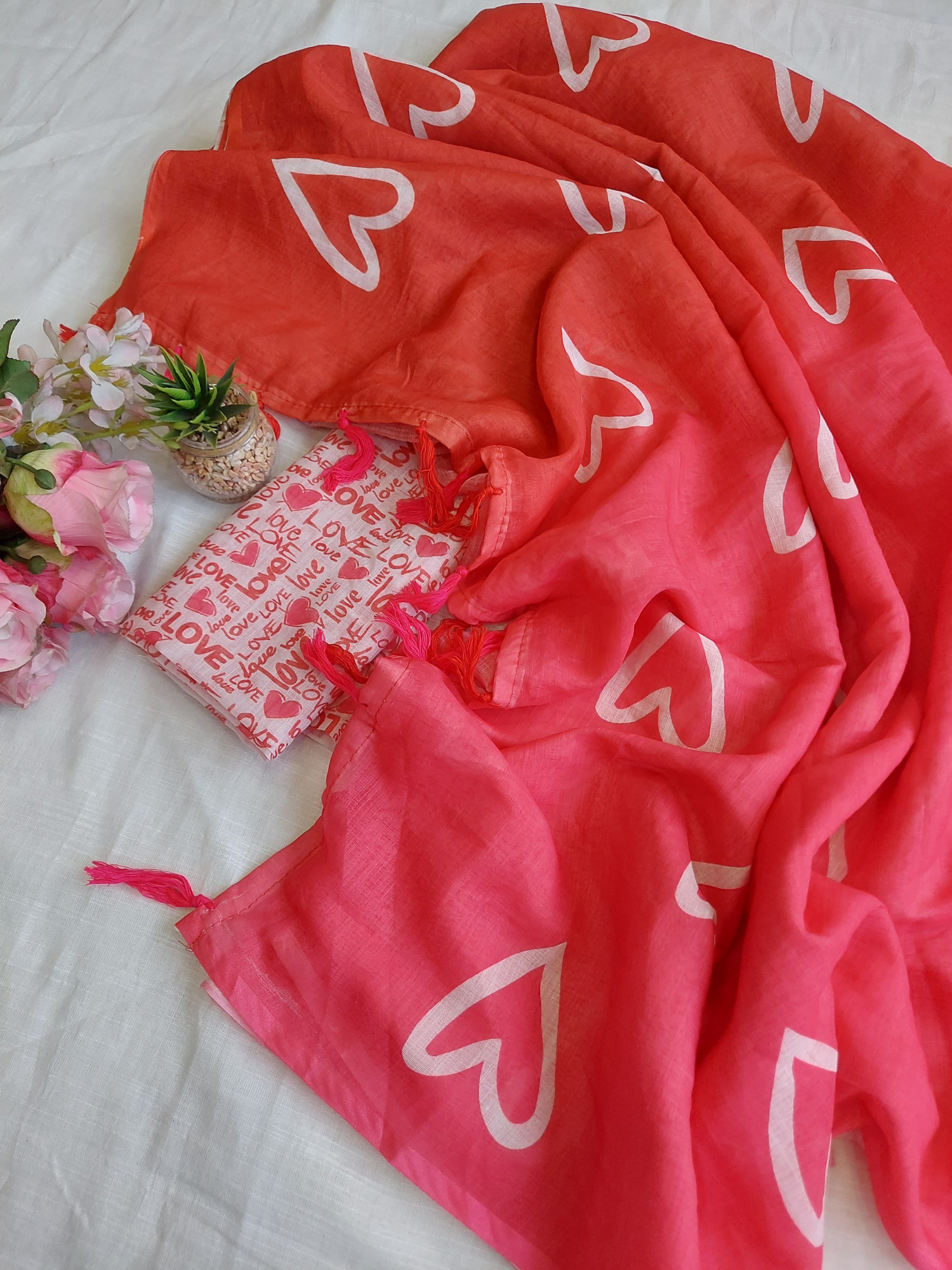 Red Raani Shaded Pure Linen Heart Shape Digital Print All Over Saree