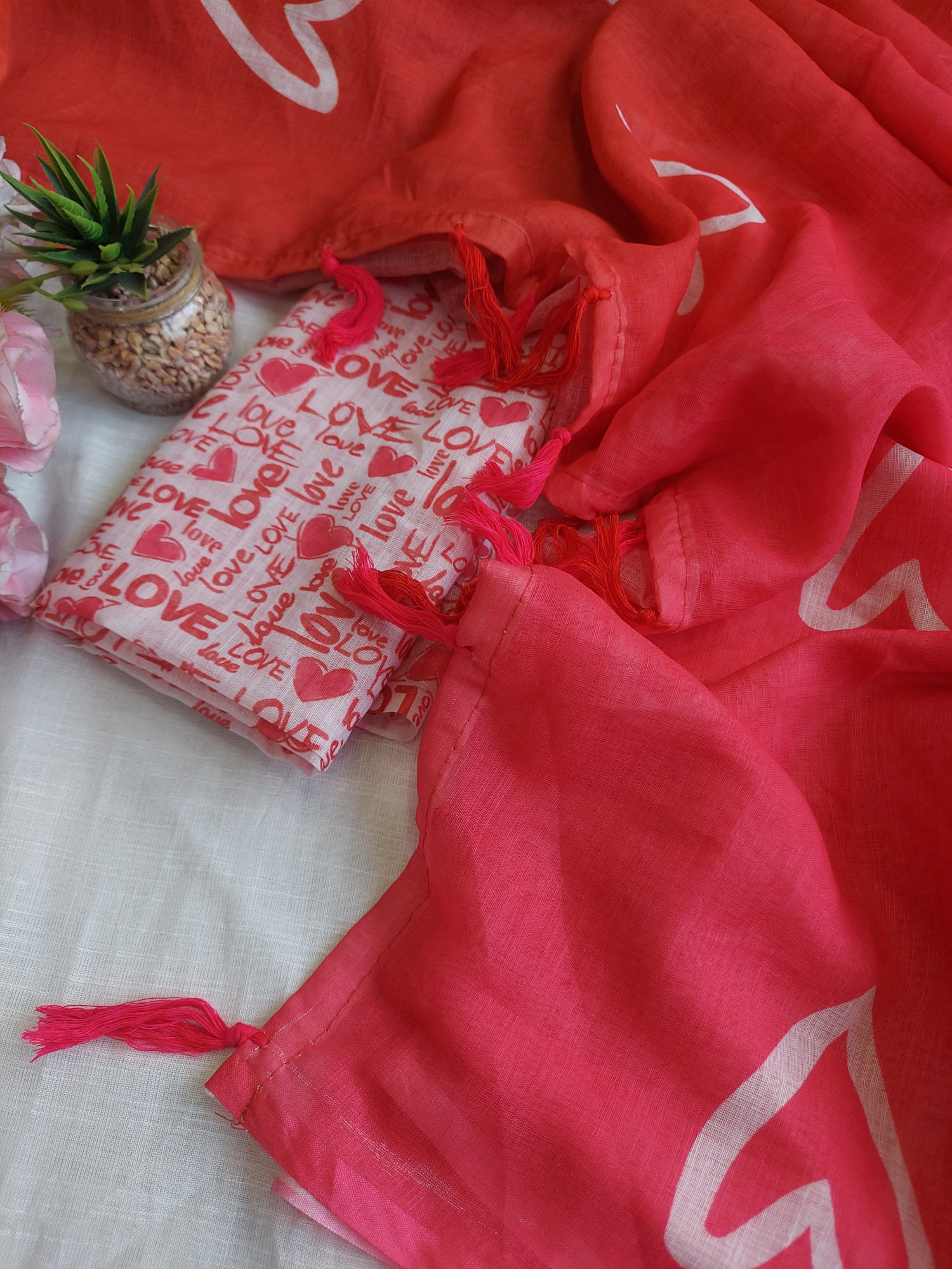 Red Raani Shaded Pure Linen Heart Shape Digital Print All Over Saree