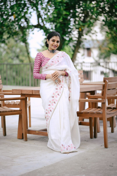 Image of Ivory White Crush Georgette Embroidered On Border Saree With Blouse Piece