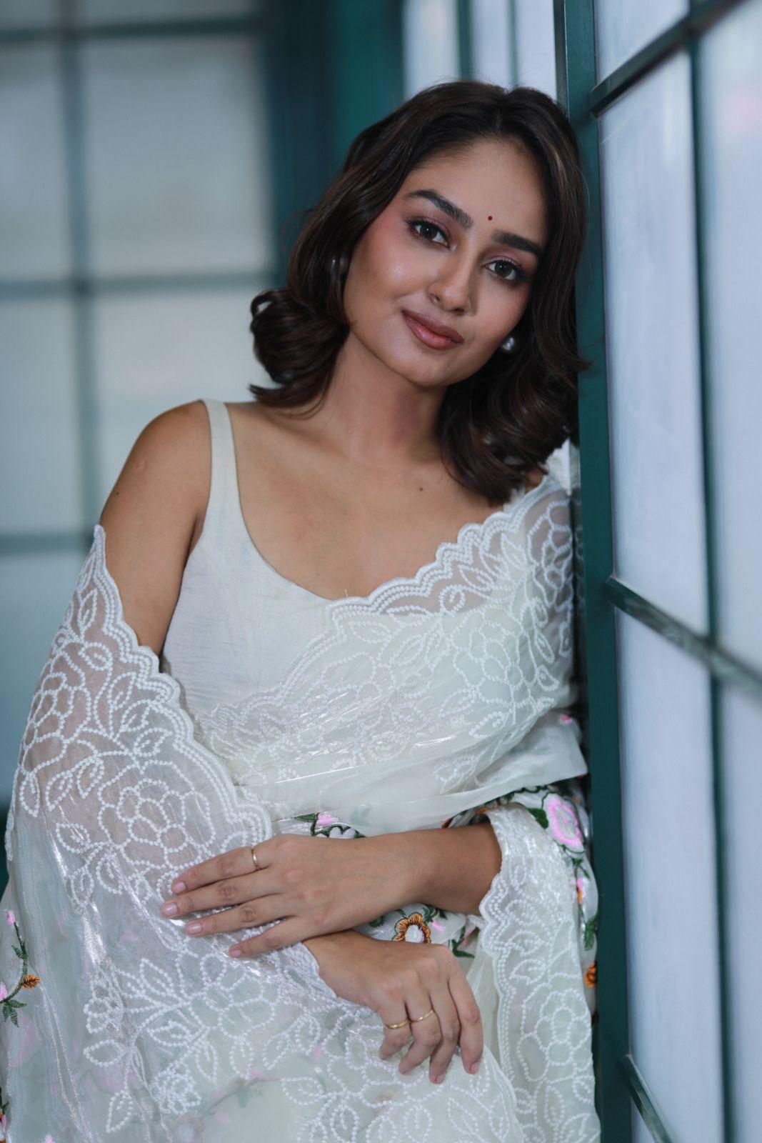 Off-White Pure Organza Silk Lucknowi Embroidery Work Saree